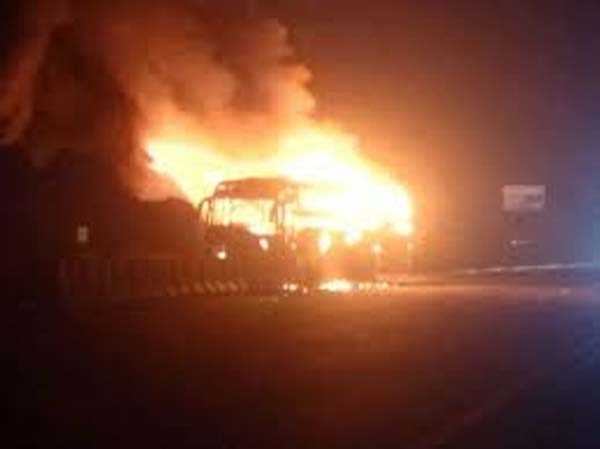 आगरा लखनऊ एक्सप्रेसवे पर बस में आग, एक की मौत, दो घायल